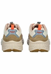 Bílé a růžové tenisky s béžovým semišovým akcentem, síťovinou uvnitř a gumovou podrážkou. Obsahují modrý detail a oranžový poutko na patě.