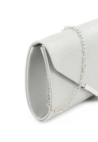 Pochette argentée texturée avec un design plié, présentant une chaîne métallique et une finition lisse et élégante.