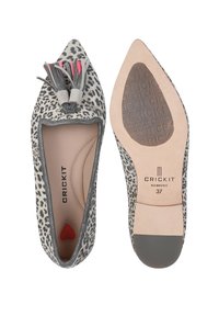 Décolleté con stampa leopardata grigia, punta affilata, texture in suede, dettagli in nappina grigi e rosa, e soletta beige con la scritta "CRICKIT Hamburg."