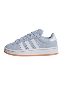 Svijetloplava tenisica od brušene kože s bijelim prugama, jastučićem na jeziku i teksturiranim gumenim potplatom. Šavovi i ravni vezni dizajn.