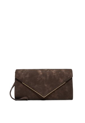 Pochette en suède marron avec un rabat repliable, accent matériel en or en forme de V et une sangle amovible pour le porter. Texture lisse.
