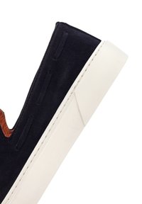 Navy Leder Slip-On Sneaker mit weißer Gummisohle, ausgestattet mit einem braunen Lederakzent im Inneren und dezenten Nähten entlang der Seiten.