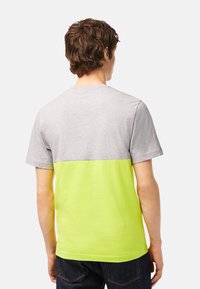 Lacoste Triko s potiskem - hellgrau