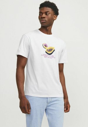 Witte katoenen T-shirt met een graphic van een doorgeknipt fruit met paarse en gele details. Hieronder staat de tekst "Originals © 1990 Ontworpen in CPH."
