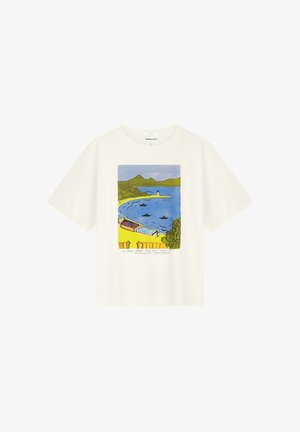 Weißes T-Shirt mit bunter Küstenillustration, die Berge, Boote im blauen Wasser, Strandhäuser und grüne Landschaft zeigt.