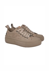 Zapatillas de lona beige con un diseño texturizado, cierre de cordones y una suela de goma prominente. Cuenta con una pestaña en el talón para facilitar su colocación.