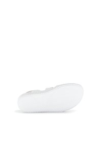 Witte sportieve schoen met een gestructureerde rubberen zool, een glad bovenwerk en een minimalistisch ontwerp. Kenmerkt zich door een low-profile silhouet en geen zichtbare hardware.