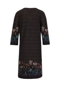 Gebreide jurk met driekwartmouwen, zwarte basis, tribale patronen in blauw en roze aan de zoom, textuurafwerking, ronde hals.