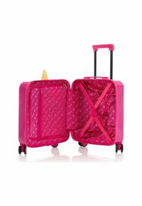 Valigia rosa brillante con una superficie liscia, materiale plastico, manico estensibile, ruote e interno con motivo che presenta una tasca con zip.