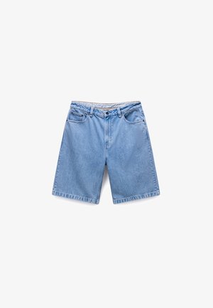 Lichtblauwe denim shorts met knopen aan de voorkant, ritssluiting, lussen voor een riem en vijf zakken, plat gelegd op een witte achtergrond.