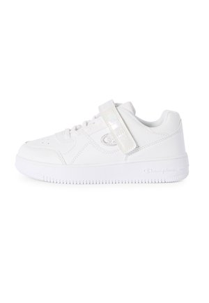 Witte lage sneaker met veters en een glanzende band sluiting, met een subtiel logo aan de zijkant en een gestructureerde zool.