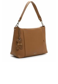 Pruun nahast käekott tekstuuri ja õlarihmaga, mille küljes on dekoratiivne tedi-karu ripats.