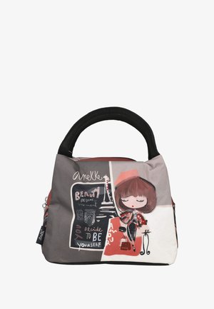 Pequeño bolso con asa negra, que presenta una chica estilizada con boina y chaqueta roja, texto "La belleza comienza en el momento en que decides ser tú mismo."