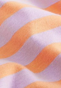 Next REGULAR FIT - GRAPHIC - T-shirt med print - purple orange