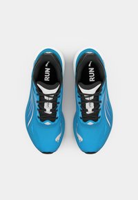 Scarpe da corsa blu con tomaia in rete, dettagli neri, particolari bianchi e la parola "RUN" sulla linguetta. Presentano un design elegante e leggero.