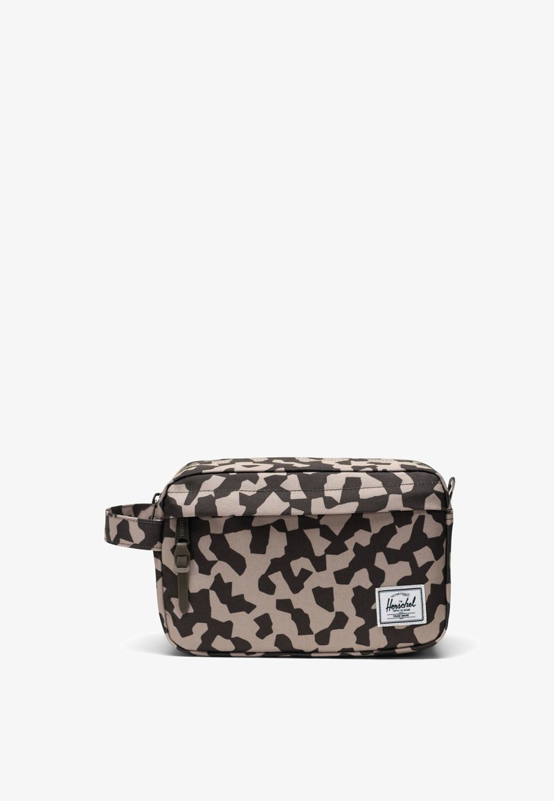 Camouflage-mønsteret taske i beige og sort, rektangulær form med lynlåslukning, stofmateriale og et sidehåndtag for nem bæring.