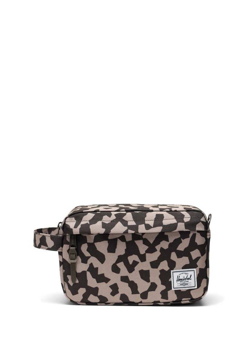 Tasje met een camouflagepatroon in beige en zwart, rechthoekige vorm met een ritssluiting, gemaakt van stof, en een zijhandvat voor gemakkelijk dragen.