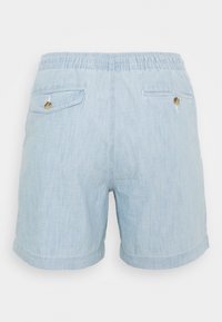 Vaaleansiniset puuvillashortsit, joissa on joustava vyötärö, ja jotka sisältävät kaksi takataskua kultasävyisillä napilla sekä pehmeän, teksturoidun pinnan.