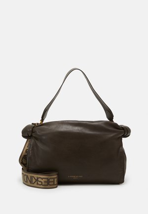 Sac à main en cuir souple marron foncé avec poignée supérieure et bandoulière en tissu de marque amovible, arborant un petit logo doré "Liebeskind".