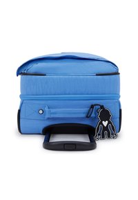 Modrý měkký kufr s černou rukojetí vytaženou, předním popruhem a černou visačkou ve tvaru opice s bílým srdcem.