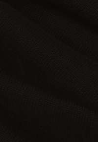 Schwarzer gestrickter Stoff mit einer glatten Textur, der feine horizontale und vertikale Rippen aufweist. Das Material wirkt weich und dehnbar.