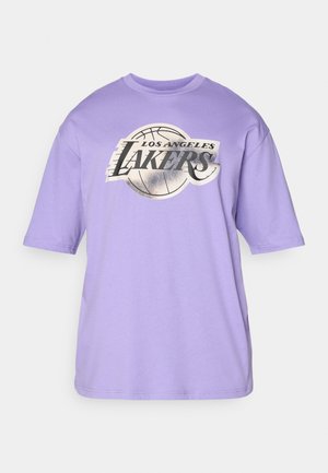 Lavendelfarvet kortærmet t-shirt med rund hals og et centralt grafisk motiv, der viser en basketball samt teksten "Los Angeles Lakers" i sort og sølv.