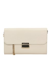 Beige texturovaná kožená peněženka s klopou, zlatý řetězový akcent a černé kovové detaily. Obsahuje jemné prošívání a logo.