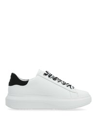 Baskets en cuir blanc avec un capuchon de talon noir, semelle blanche épaisse et lacets rayés noir et blanc. Texture lisse, design minimaliste.