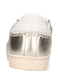 Scarpa slip-on bianca e oro metallico vista da dietro, con dettagli cuciti e una suola in gomma beige.