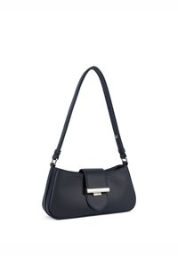 Borsa a mano in pelle blu navy con forma curva, tracolla regolabile e patta frontale impreziosita da una fibbia tono argento. Dettaglio di cuciture visibili.