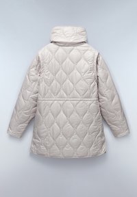 Světlobéžová prošívaná bunda s vysokým límcem, která má lesklý povrch a geometrický vzor prošívaných diamantových tvarů.