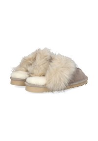 Pantofole in pelliccia sintetica beige e marrone chiaro, con una parte superiore soffice, fodera interna morbida, suola piatta e design semplice senza decorazioni.