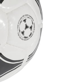 Pallone da calcio bianco con accenti neri, caratterizzato da un motivo cucito e un'etichetta di garanzia. Texture liscia e design classico.