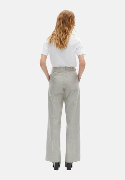 Pantalons rayés taille haute en tissu léger, avec une jambe large, deux poches arrière et un détail zippé à l'ourlet, dans une couleur neutre.