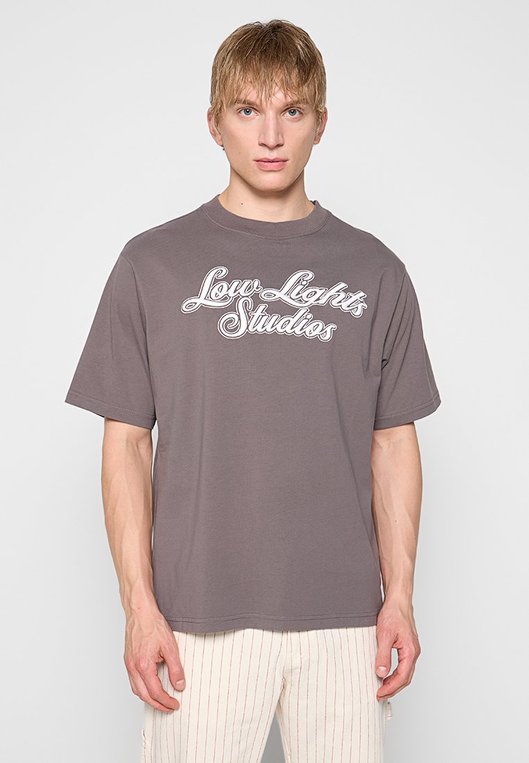 LOW LIGHTS STUDIOS® T-shirt print grijs