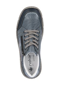 Graue Ledersneaker mit runder Zehenpartie, grauen Schnürsenkeln, seitlichem Reißverschluss, kontrastierenden marineblauen Akzenten und weißem Innenfutter. Verfügt über eine gepolsterte Sohle.