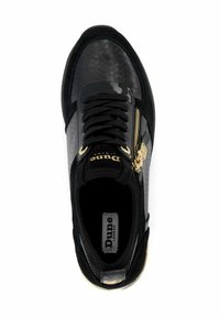 Musta lenkkari, jossa on tekstuuri reptiili-kuvio, kiiltonahkaiset yksityiskohdat, kultainen vetoketju ja mustat nauhat. "Dune London" -logo näkyvissä.