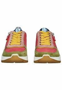 Mehrfarbige Sneakers aus rotem, rosa und grünem Wildleder, mit gelben Schnürsenkeln, einem silbernen Reißverschluss und einer weißen Gummisohle mit strukturierter Oberfläche.