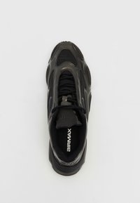 Juodi kedai iš tinklinės ir guminės medžiagos, pasižymintys išskirtine apvalia forma, paminkštintu apvadu ir "AIR MAX" ženkleliu ant pado.