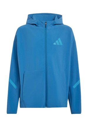 Giacca blu con zip in tessuto leggero, dotata di cappuccio, tasca frontale e strisce decorative. Logo visibile sul petto.