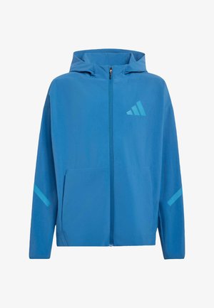 Chaqueta azul con cremallera, fabricada con tela ligera, que cuenta con capucha, bolsillo frontal y rayas decorativas. Logo visible en el pecho.