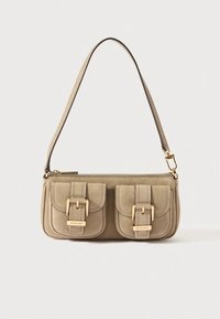 Borsa in pelle beige con due tasche frontali, dettagli in metallo dorato, chiusura con zip e tracolla singola regolabile. Finitura strutturata.