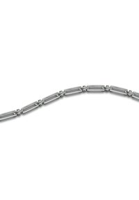 Bracelet chaîne ton argent avec des maillons rectangulaires allongés à texture brossée, présentant des lignes épurées et un design élégant.