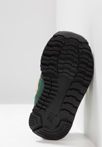 New Balance IV500YG - Lära-gå-skor - team forest green