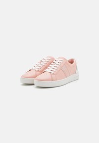 Rosa lädersneakers med vita snörningar, en texturerad ovandel och en slät vit gummisula. Sidodetaljer i en ljusare nyans.