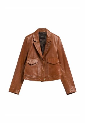 Brązowa skórzana krótka kurtka z klapowanym kołnierzem, zapięciem na guziki z przodu oraz dwoma kieszeniami z patkami na białym tle.