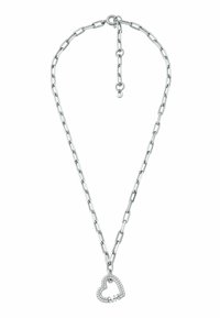 Collier en chaîne argentée avec des maillons rectangulaires et un pendentif en forme de cœur incrusté de petits cristaux et portant les lettres « MK ».