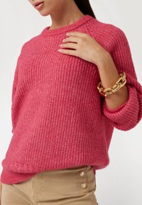 Guess RUNDHALSAUSSCHNITT  - Strickpullover - rose