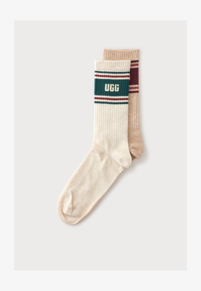Paire de chaussettes côtelées, une beige avec des rayures bordeaux, une écrue avec des rayures vertes et bordeaux et texte "UGG" sur le bord-côte.