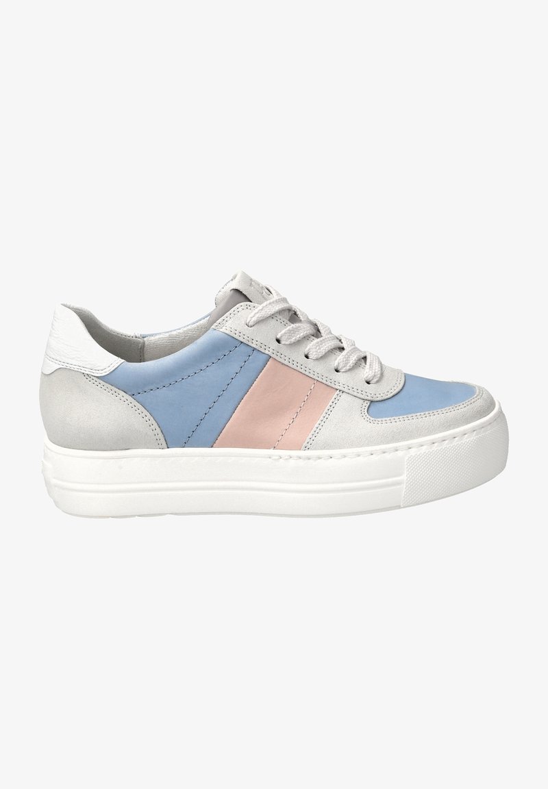 Lädersneakers med grå, blå och rosa accenter, en texturerad yta, flata snörningar och en vit gummisula.